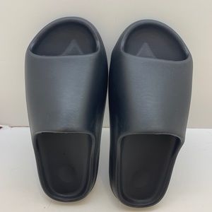 Woman slide breathable lightweight sandal